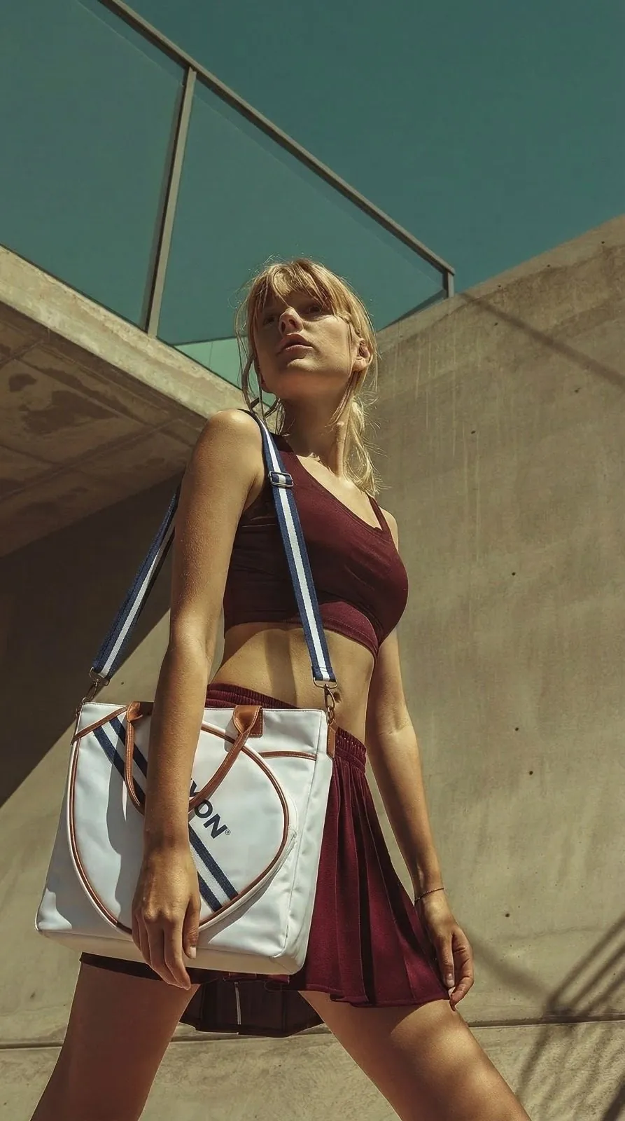 Ragazza con la borsa RYON Loba a tracolla, ripresa dal basso in stile vintage